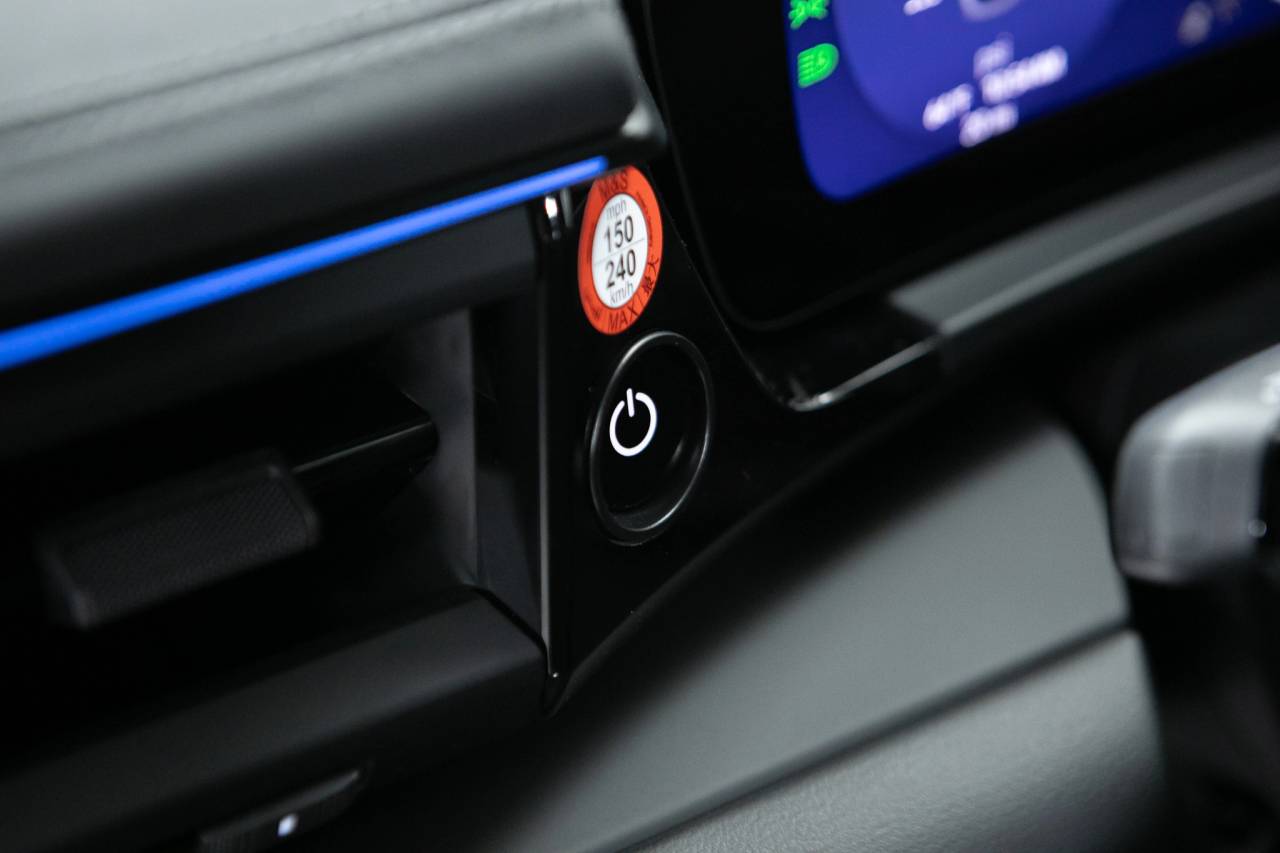 Thumbnail: 2025 Porsche Macan - 28