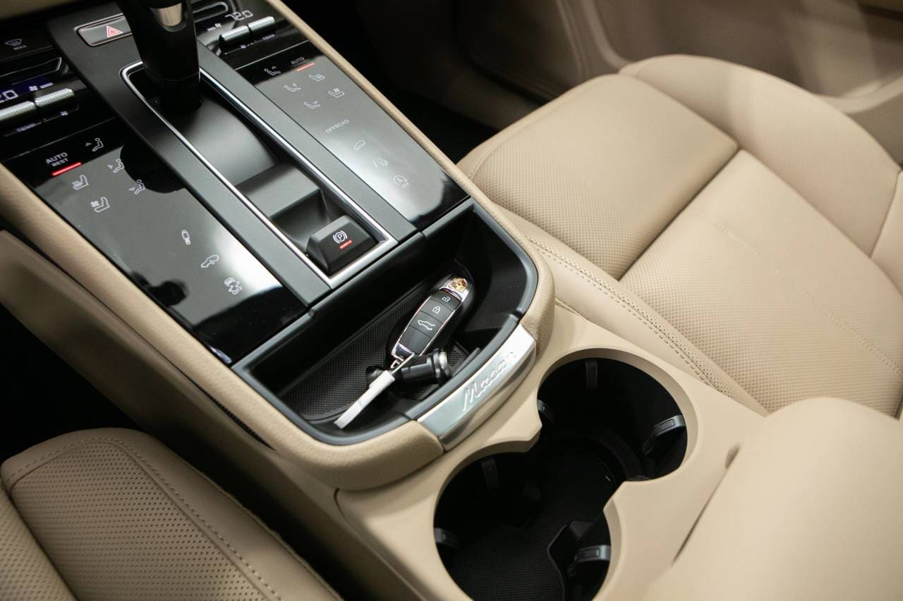 Thumbnail: 2026 Porsche Macan - 31