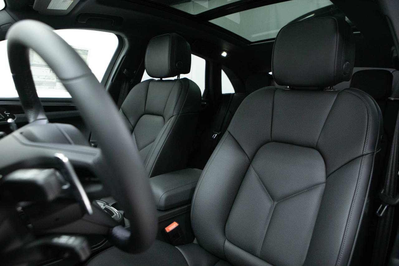 Thumbnail: 2026 Porsche Macan - 5