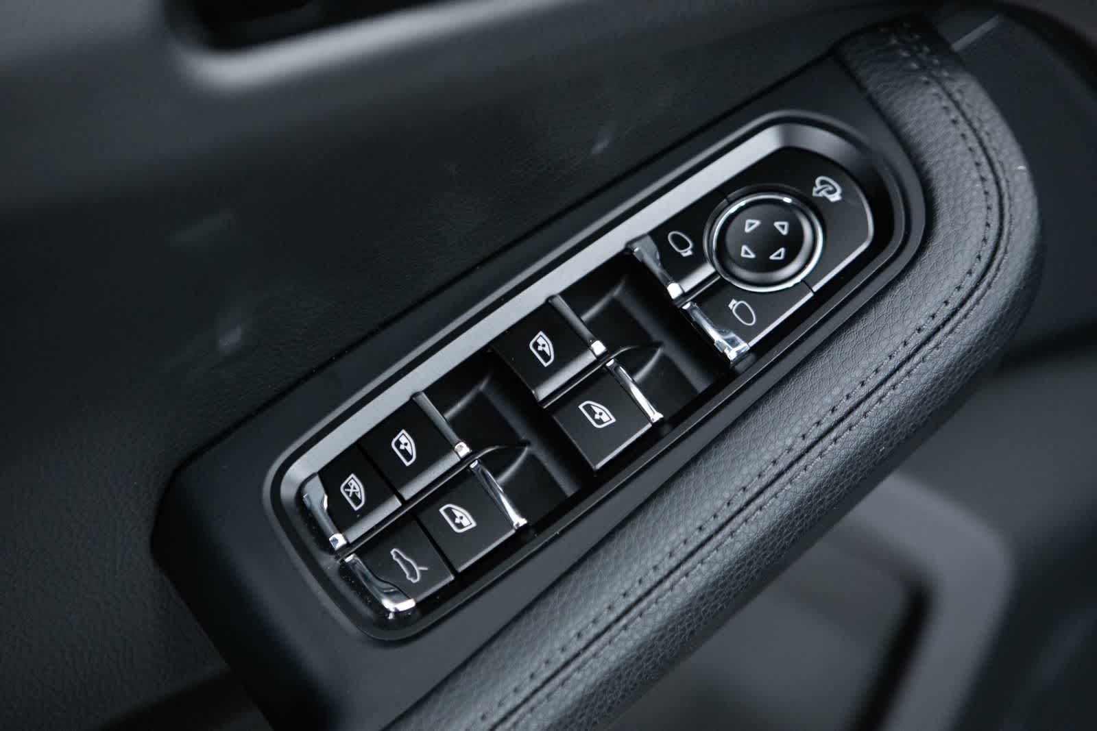 Thumbnail: 2026 Porsche Macan - 25