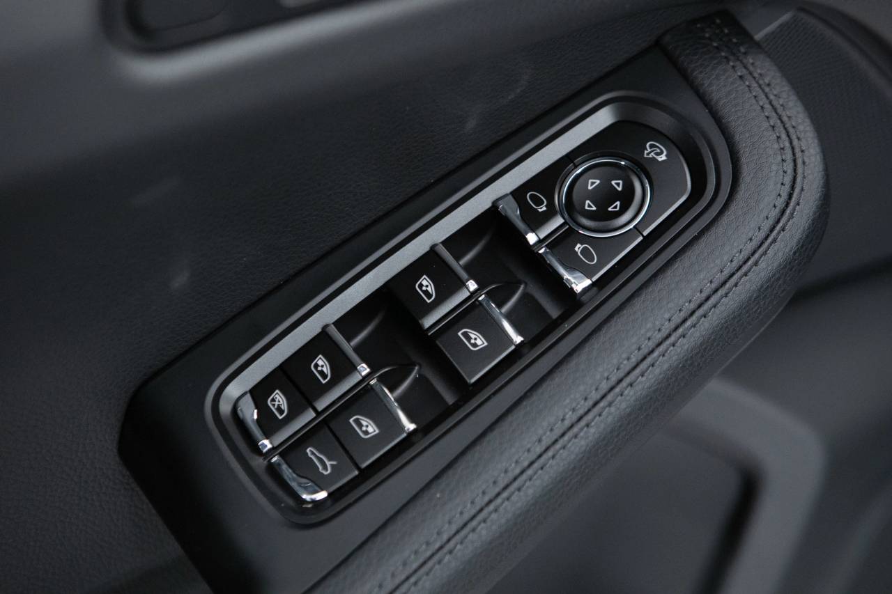 Thumbnail: 2026 Porsche Macan - 26