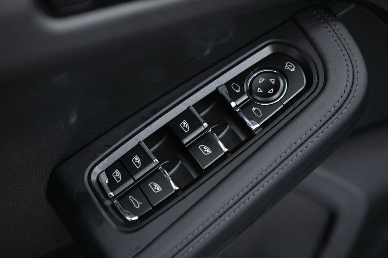 Thumbnail: 2026 Porsche Macan - 26