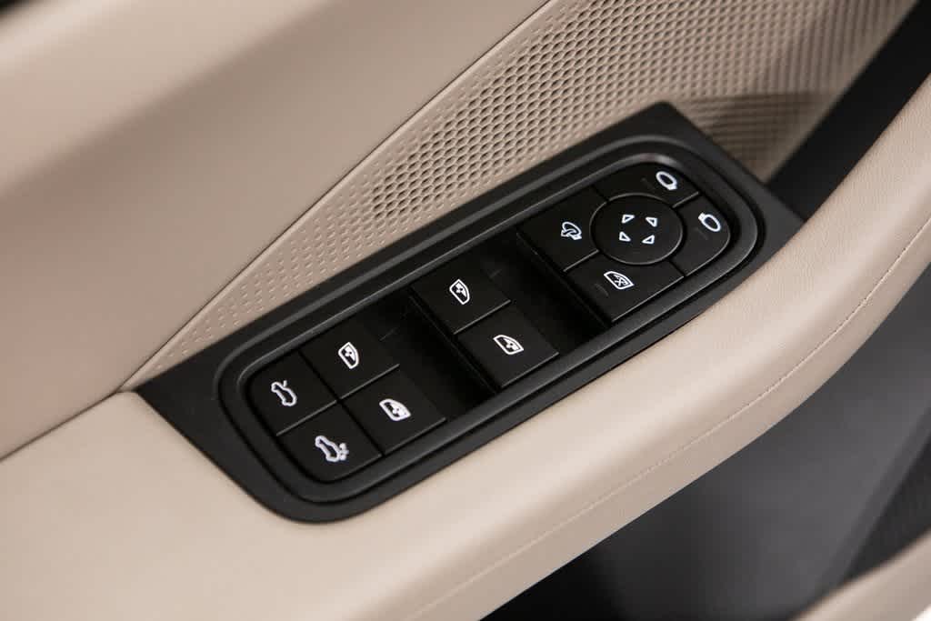 Thumbnail: 2025 Porsche Macan - 18