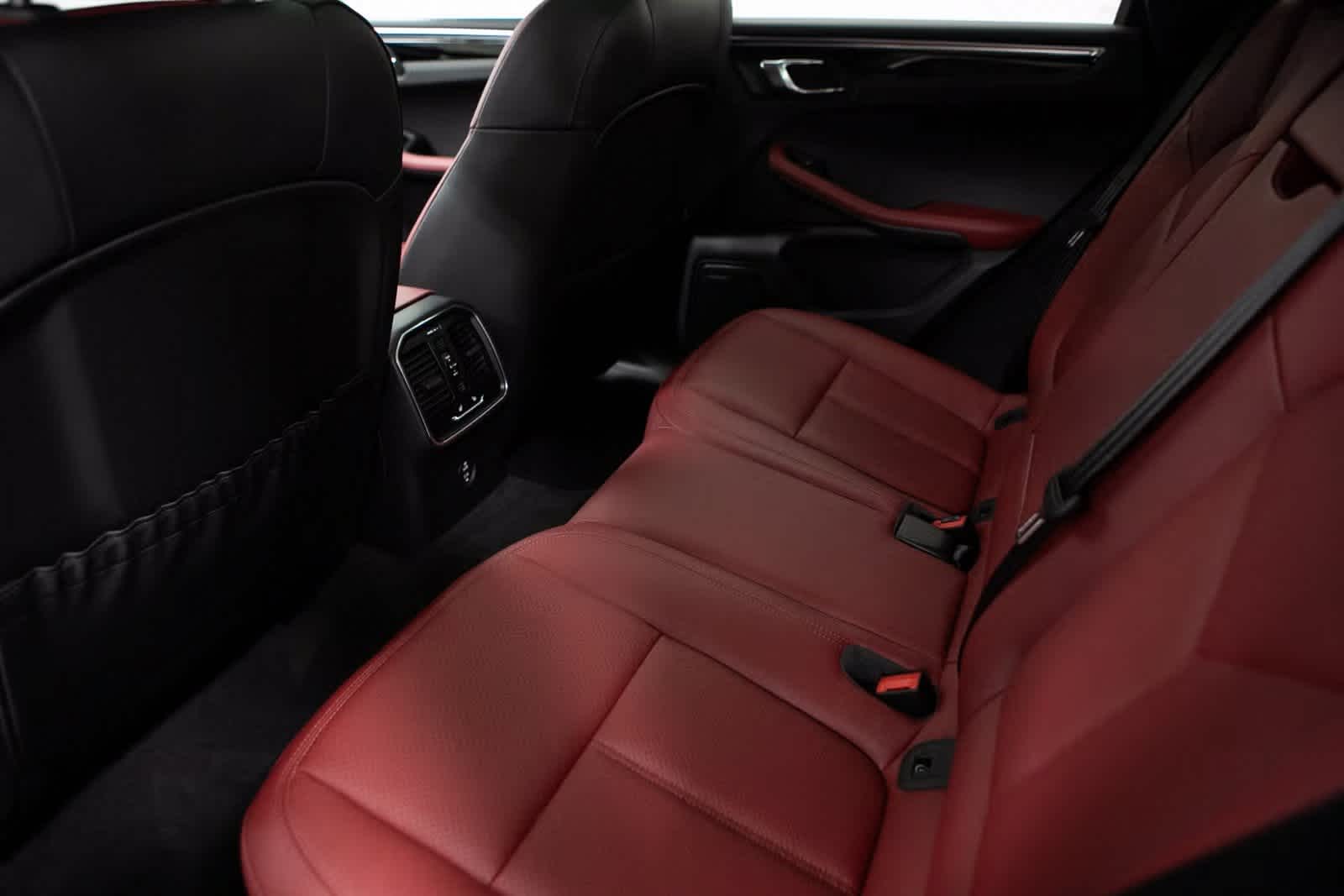 Thumbnail: 2025 Porsche Macan - 29