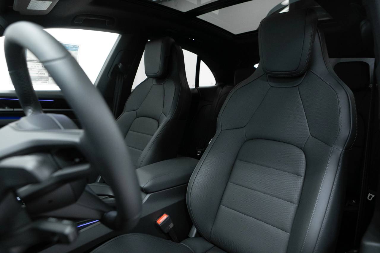 Thumbnail: 2026 Porsche Macan - 5