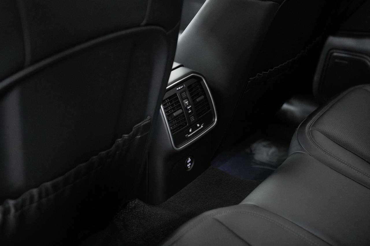 Thumbnail: 2026 Porsche Macan - 36