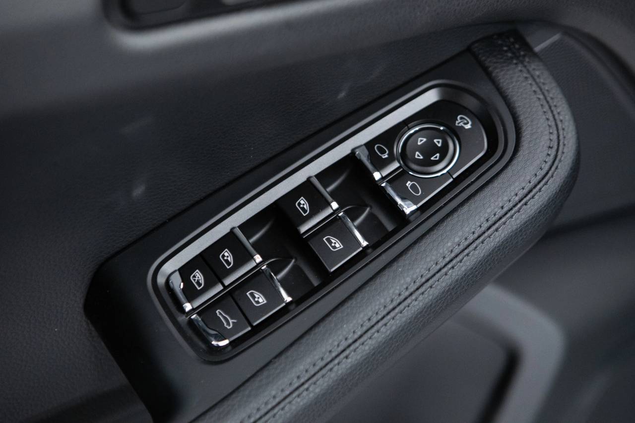 Thumbnail: 2026 Porsche Macan - 26