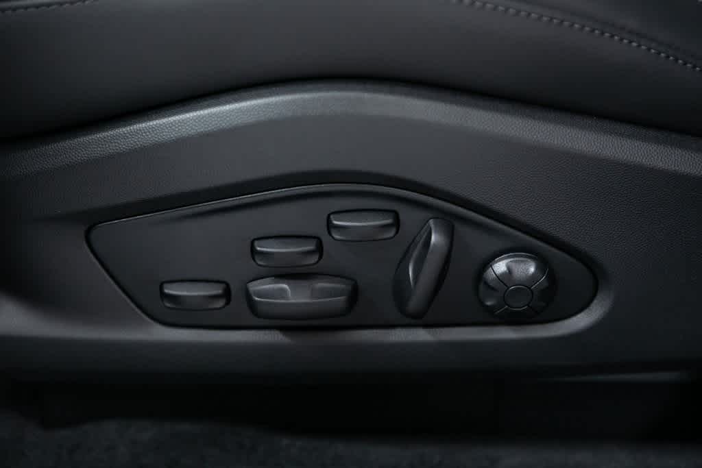 Thumbnail: 2025 Porsche Macan - 21