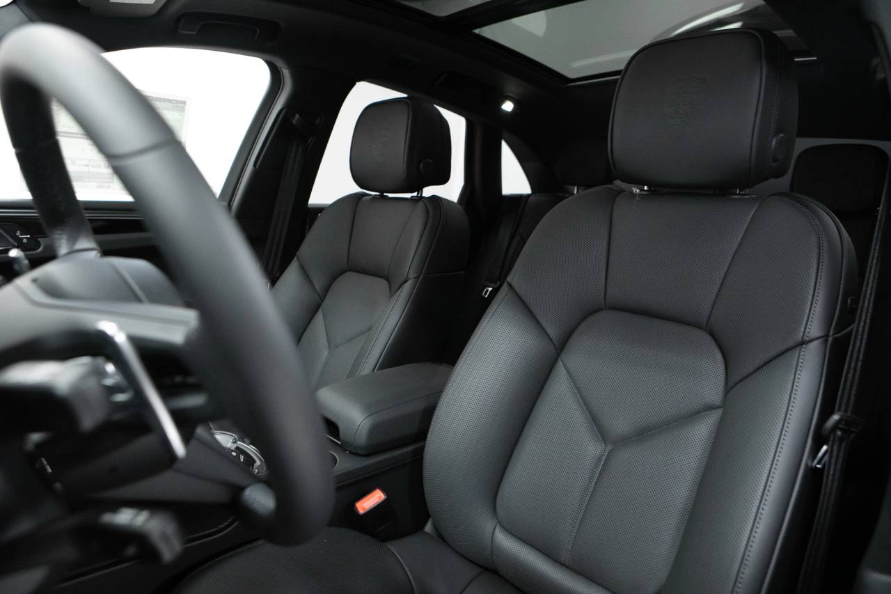 Thumbnail: 2026 Porsche Macan - 5