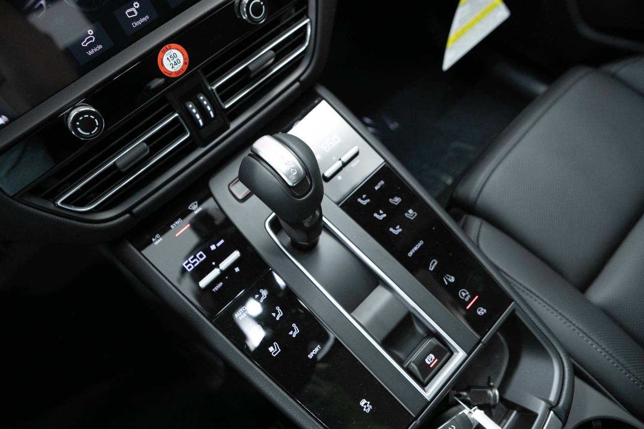 Thumbnail: 2026 Porsche Macan - 28