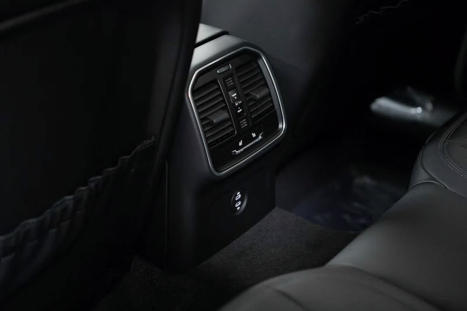 Thumbnail: 2025 Porsche Macan - 28