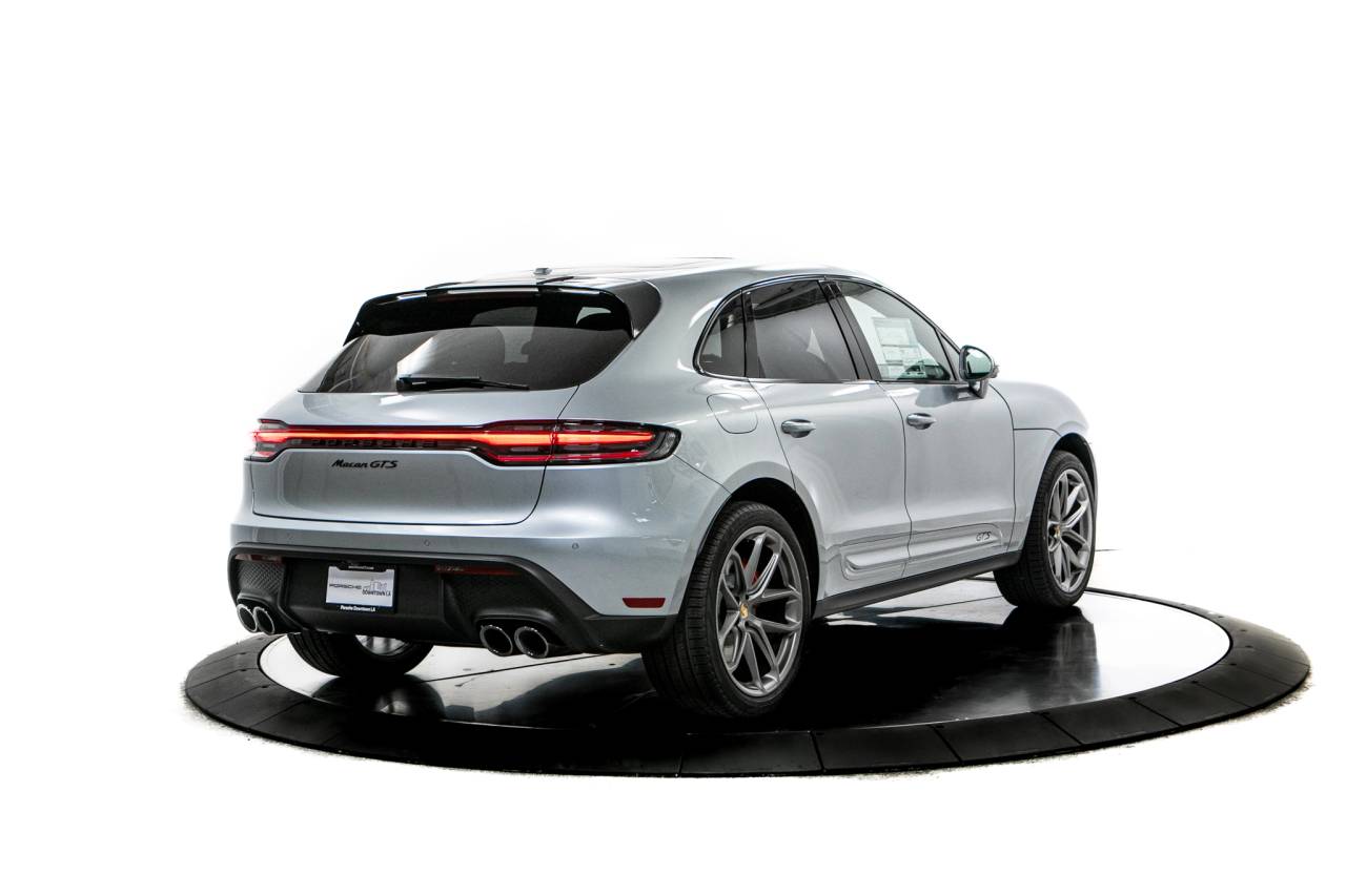 Thumbnail: 2026 Porsche Macan - 7