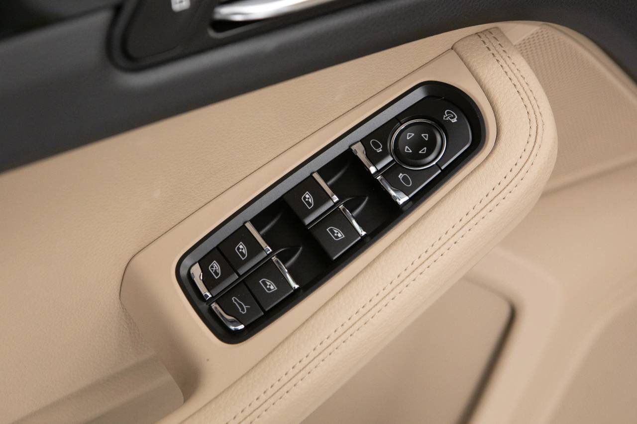 Thumbnail: 2026 Porsche Macan - 26