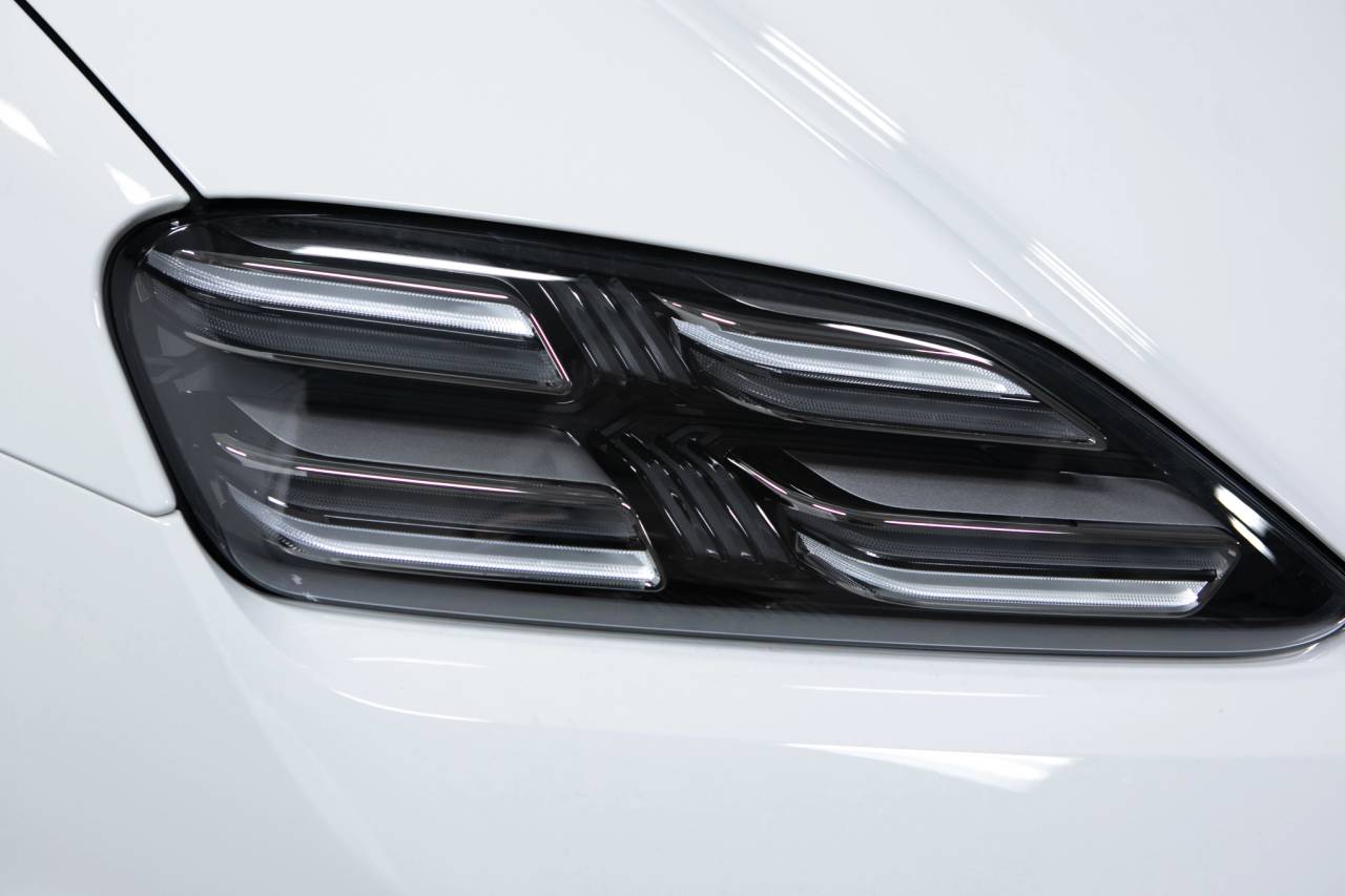 Thumbnail: 2026 Porsche Macan - 13