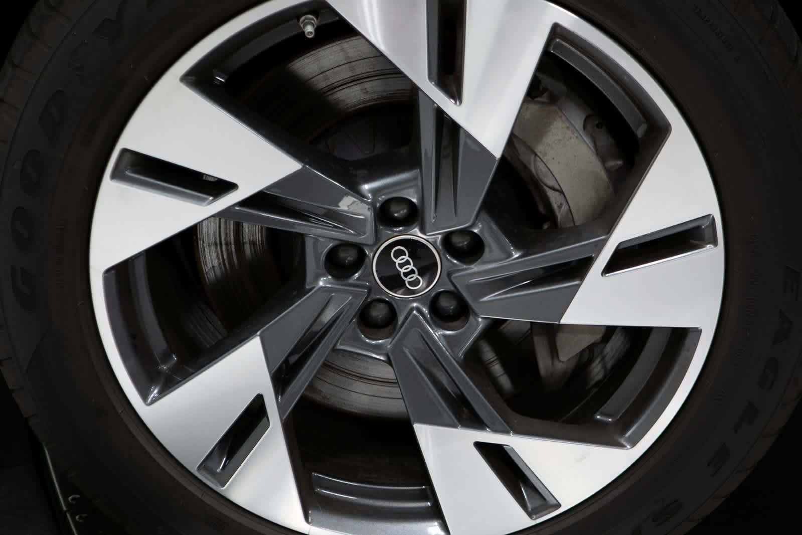 Thumbnail: 2022 Audi e-tron - 11