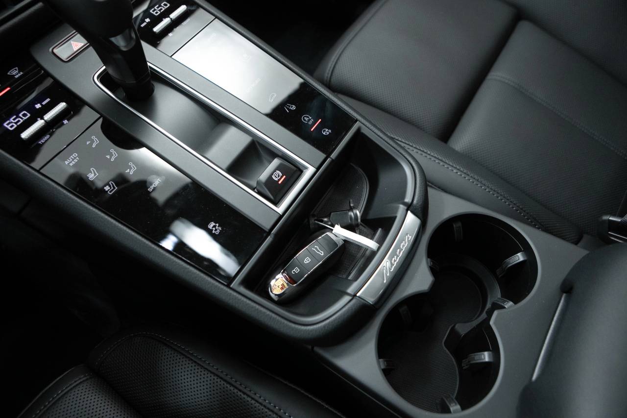 Thumbnail: 2026 Porsche Macan - 31