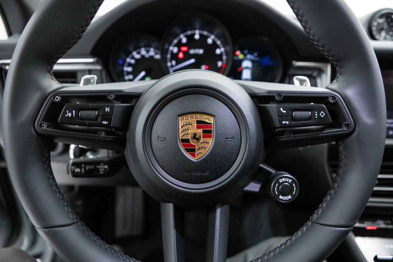 Thumbnail: 2026 Porsche Macan - 20
