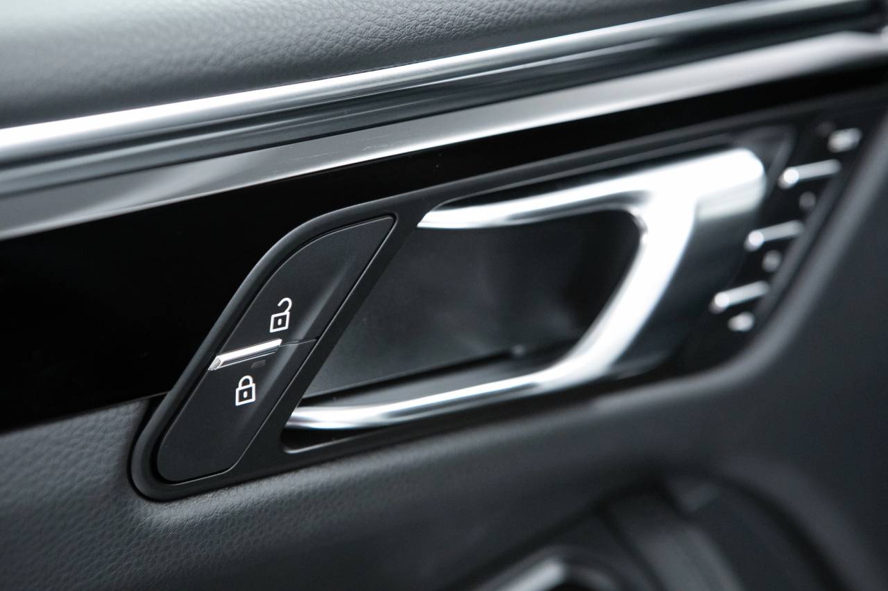 Thumbnail: 2026 Porsche Macan - 26