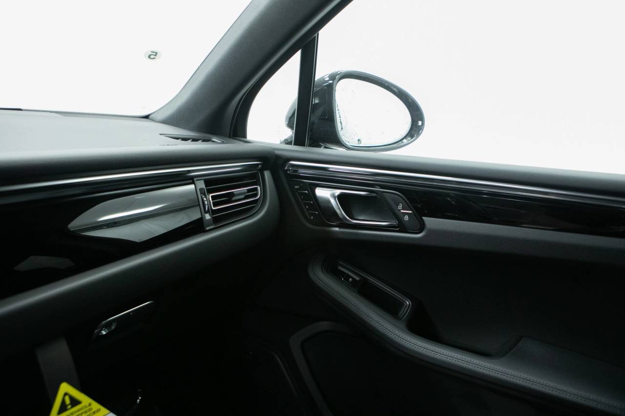 Thumbnail: 2026 Porsche Macan - 34