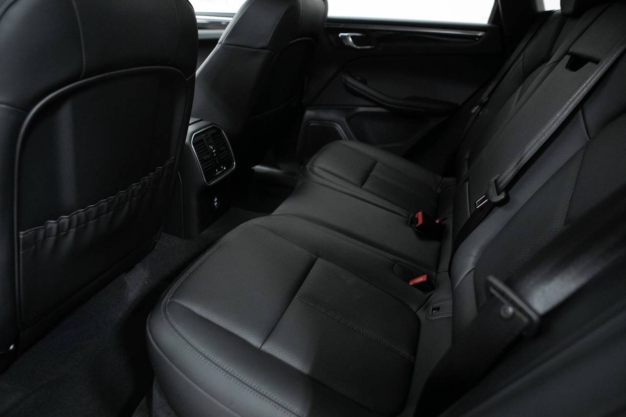 Thumbnail: 2026 Porsche Macan - 34