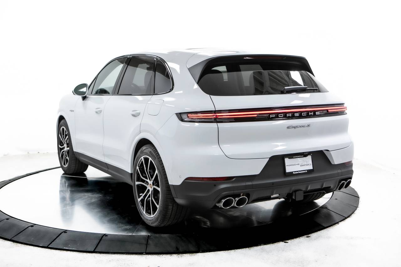 Thumbnail: 2025 Porsche Cayenne - 3