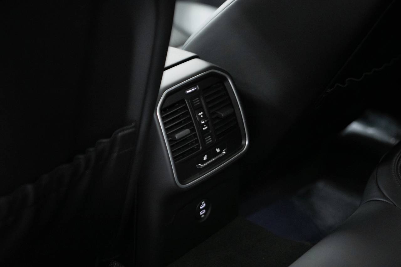 Thumbnail: 2026 Porsche Macan - 37