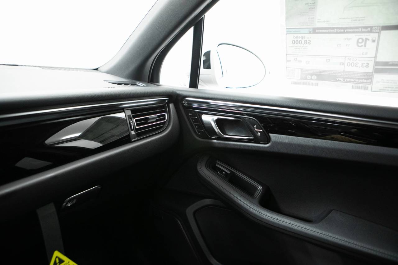 Thumbnail: 2026 Porsche Macan - 31