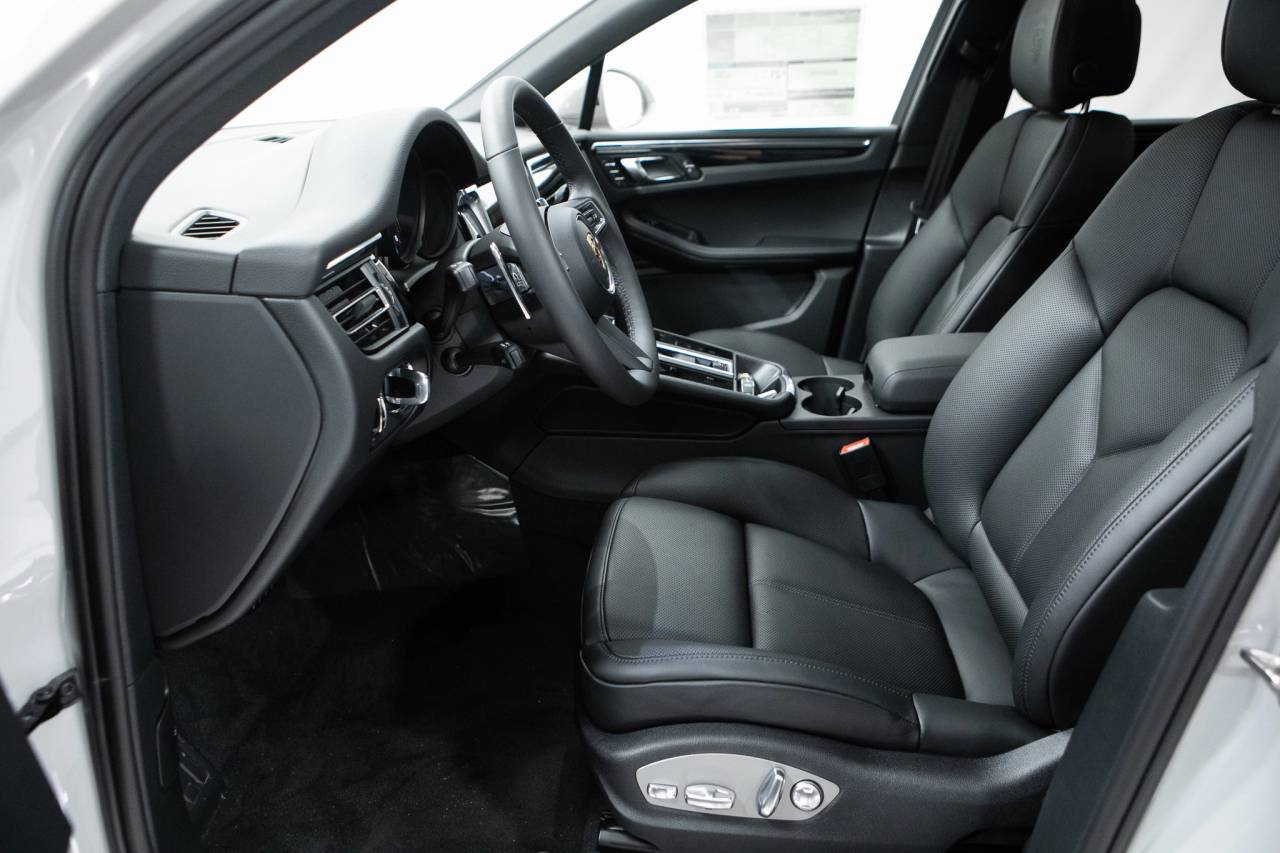 Thumbnail: 2026 Porsche Macan - 23