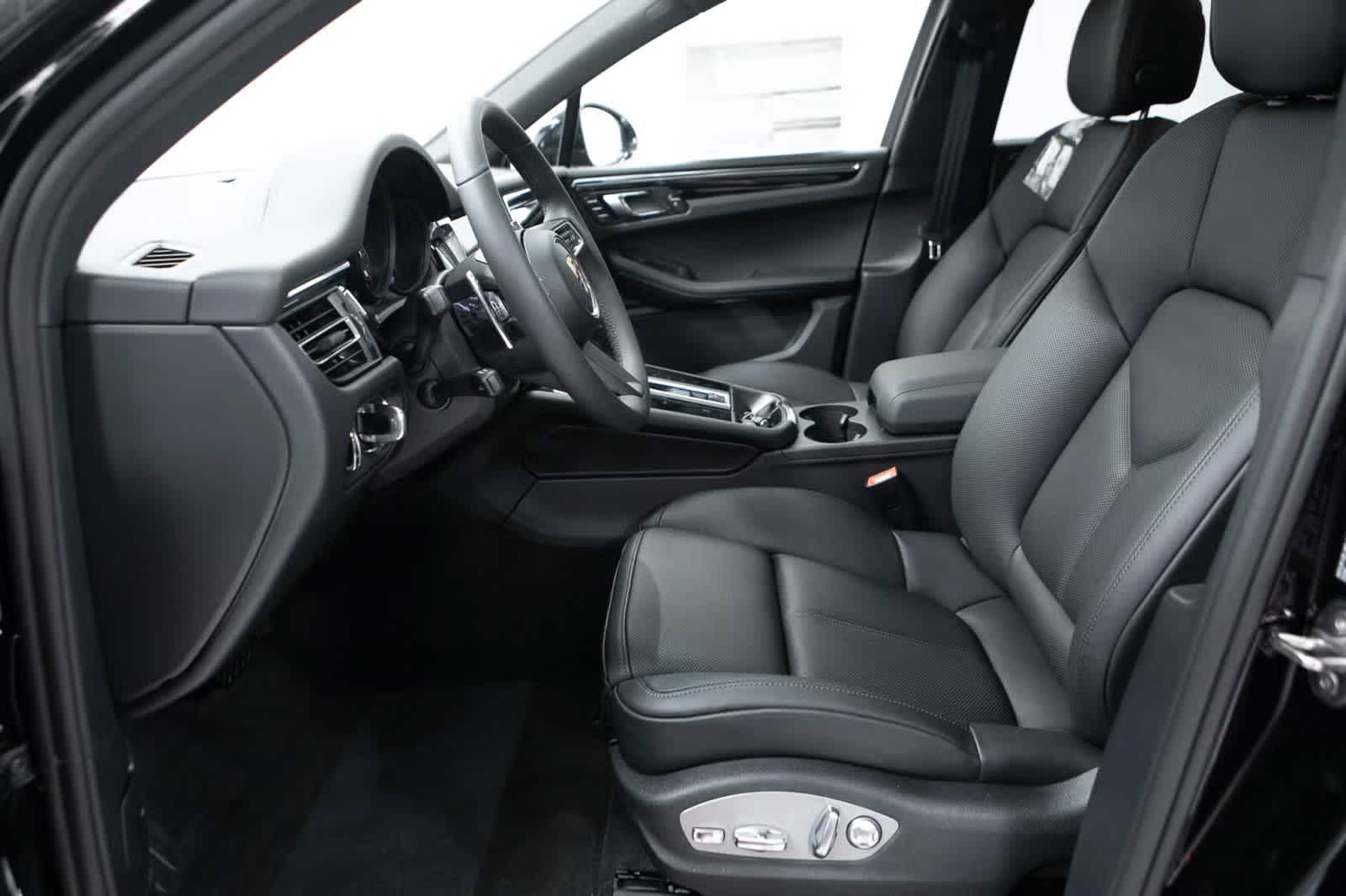 Thumbnail: 2026 Porsche Macan - 22