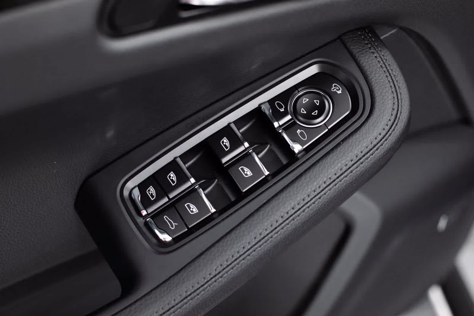 Thumbnail: 2025 Porsche Macan - 18