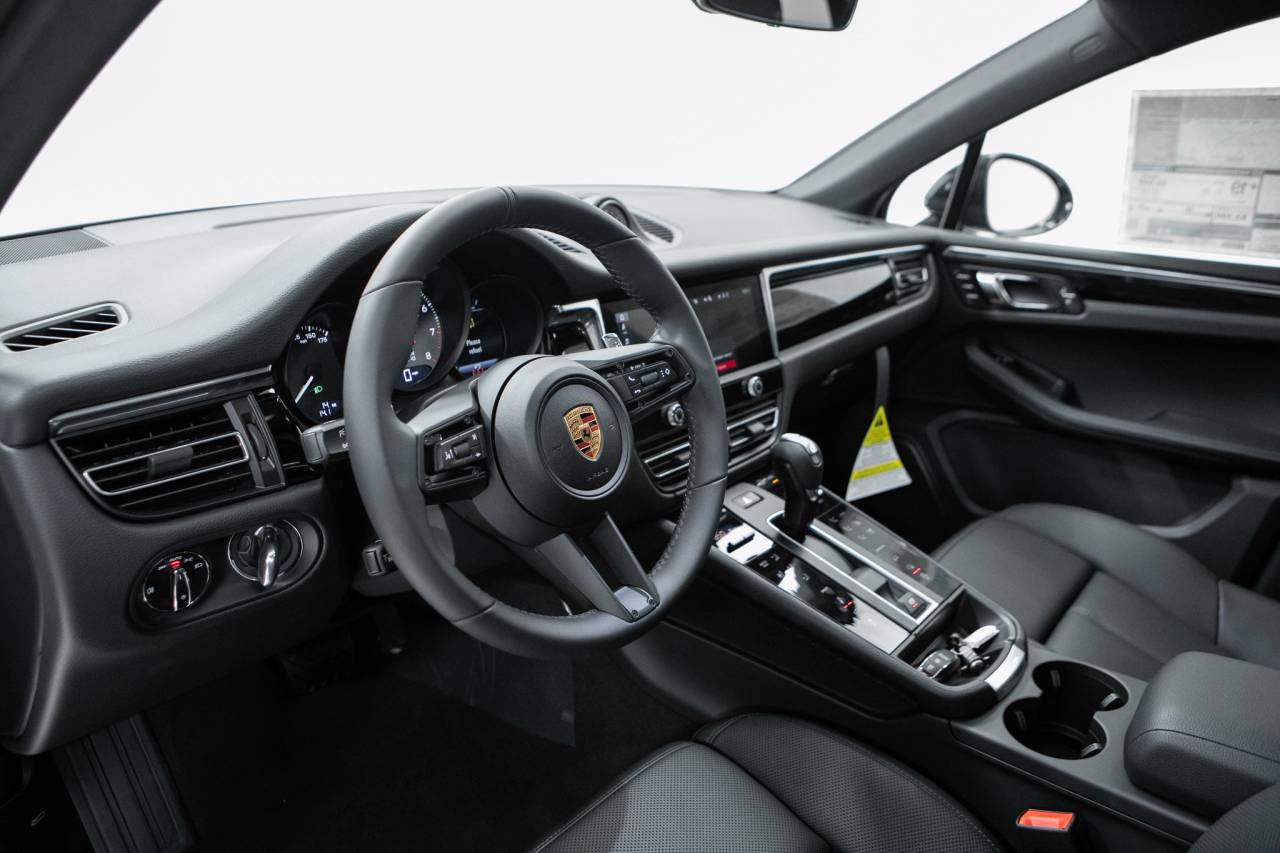 Thumbnail: 2026 Porsche Macan - 4