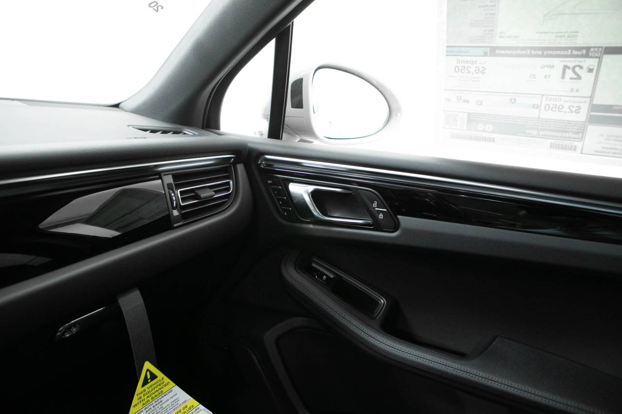 Thumbnail: 2026 Porsche Macan - 33