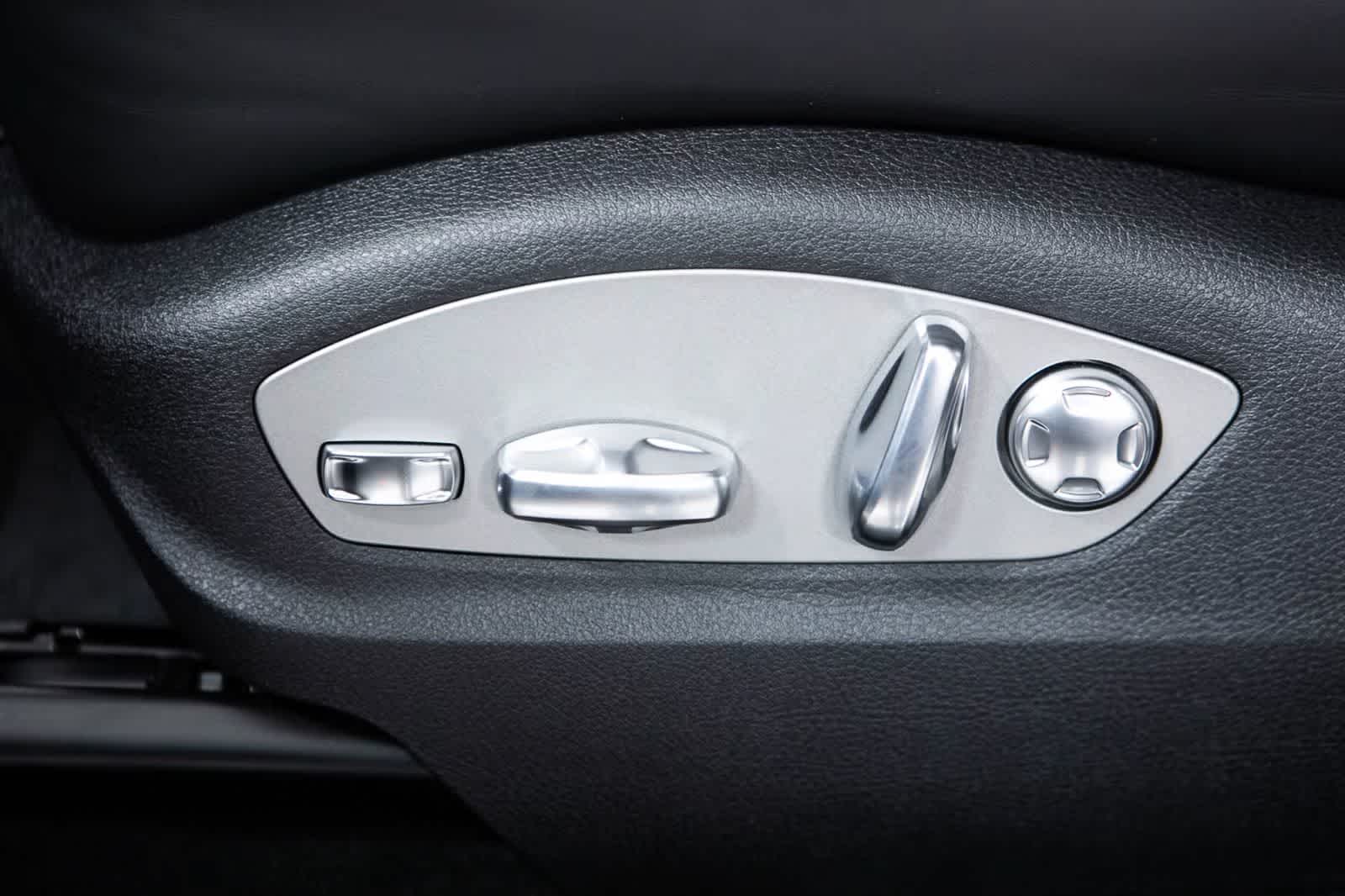 Thumbnail: 2026 Porsche Macan - 23