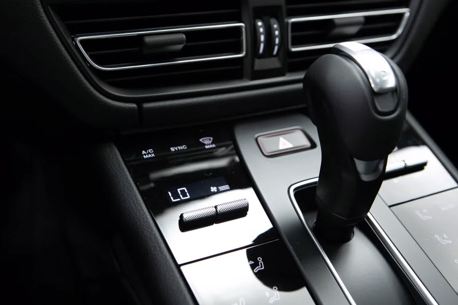 Thumbnail: 2026 Porsche Macan - 27