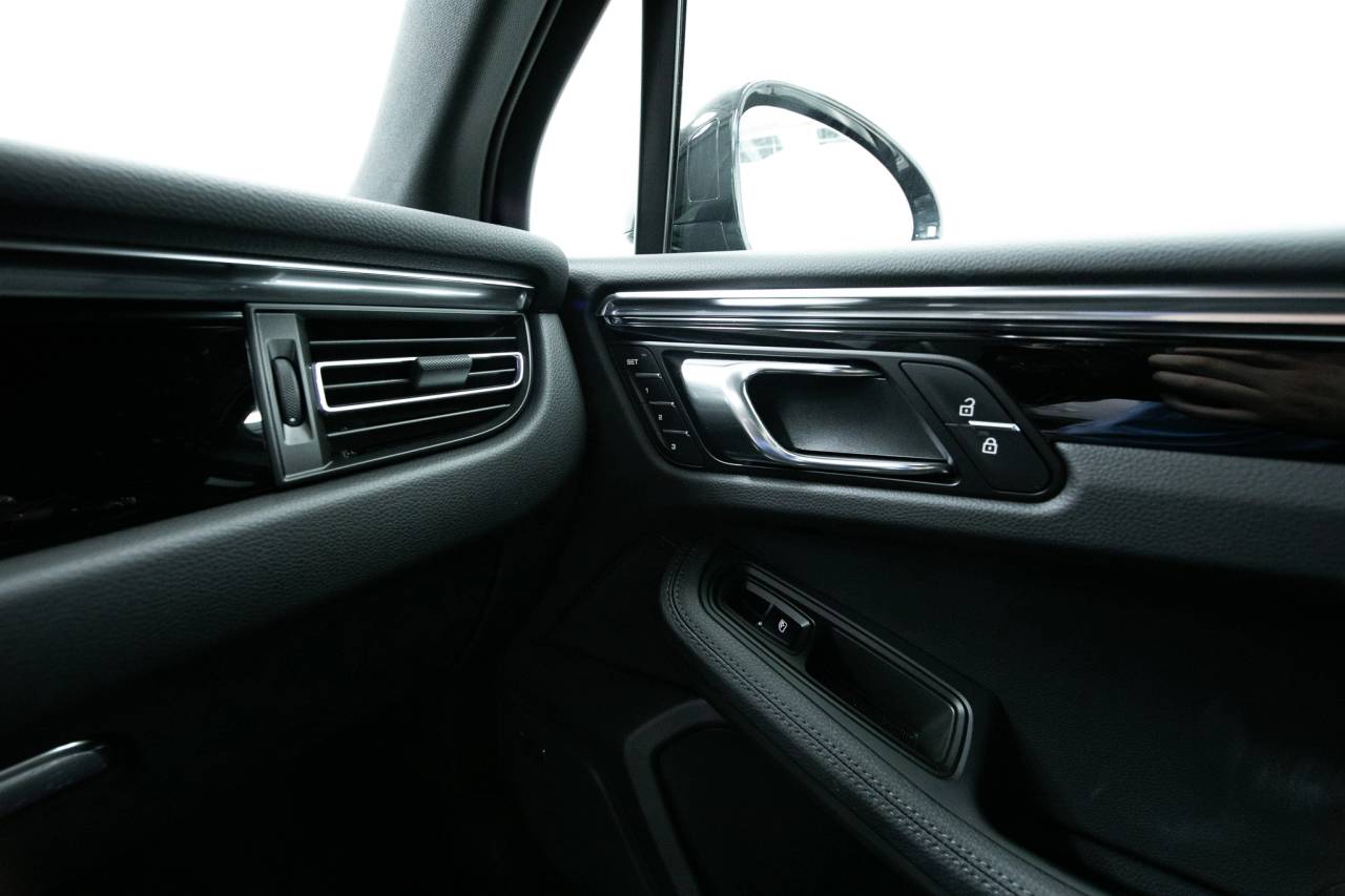 Thumbnail: 2025 Porsche Macan - 32