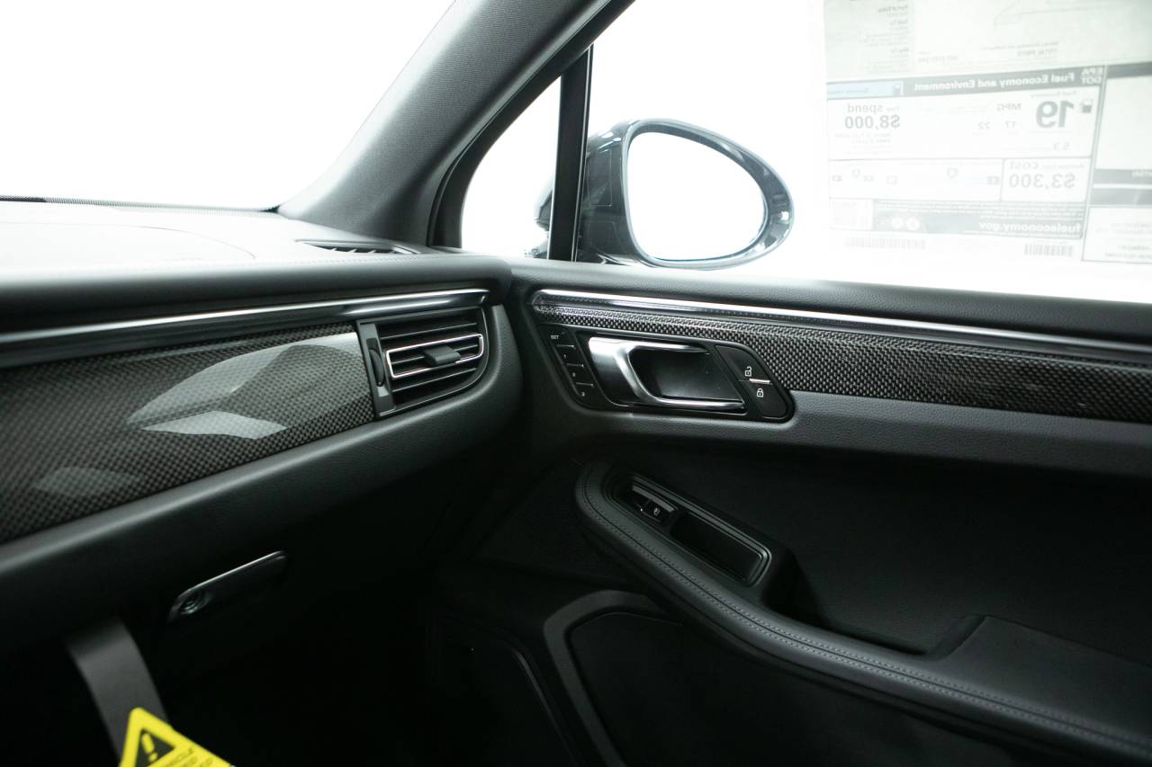 Thumbnail: 2026 Porsche Macan - 32