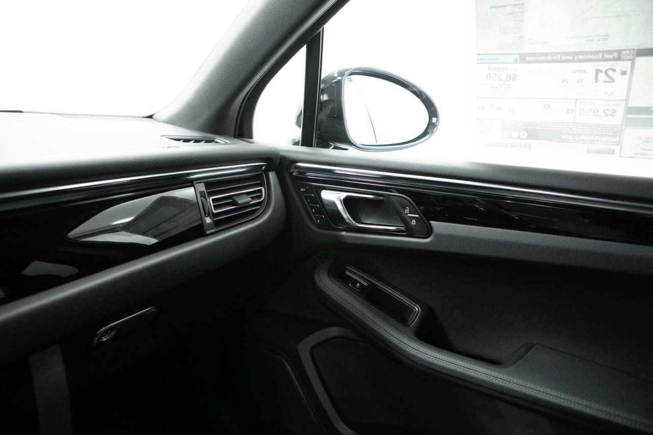 Thumbnail: 2026 Porsche Macan - 31