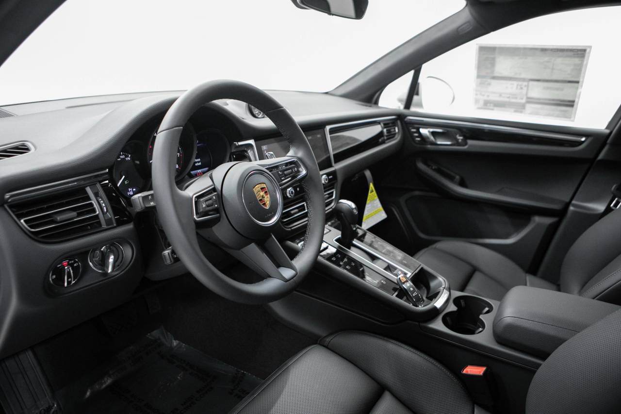 Thumbnail: 2026 Porsche Macan - 4