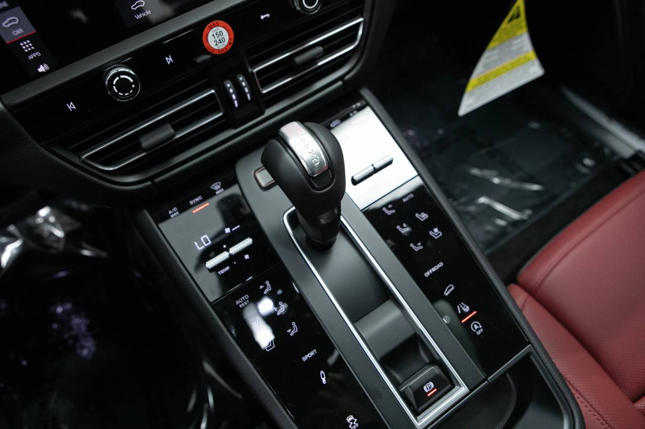 Thumbnail: 2026 Porsche Macan - 27