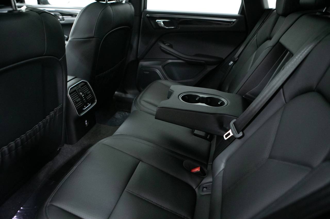 Thumbnail: 2026 Porsche Macan - 35