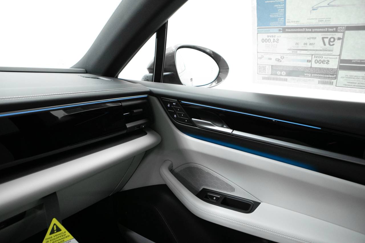 Thumbnail: 2026 Porsche Macan - 29