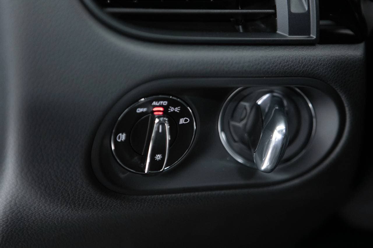 Thumbnail: 2026 Porsche Macan - 26