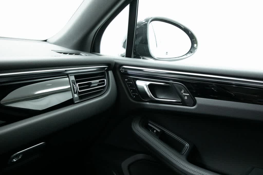 Thumbnail: 2025 Porsche Macan - 25