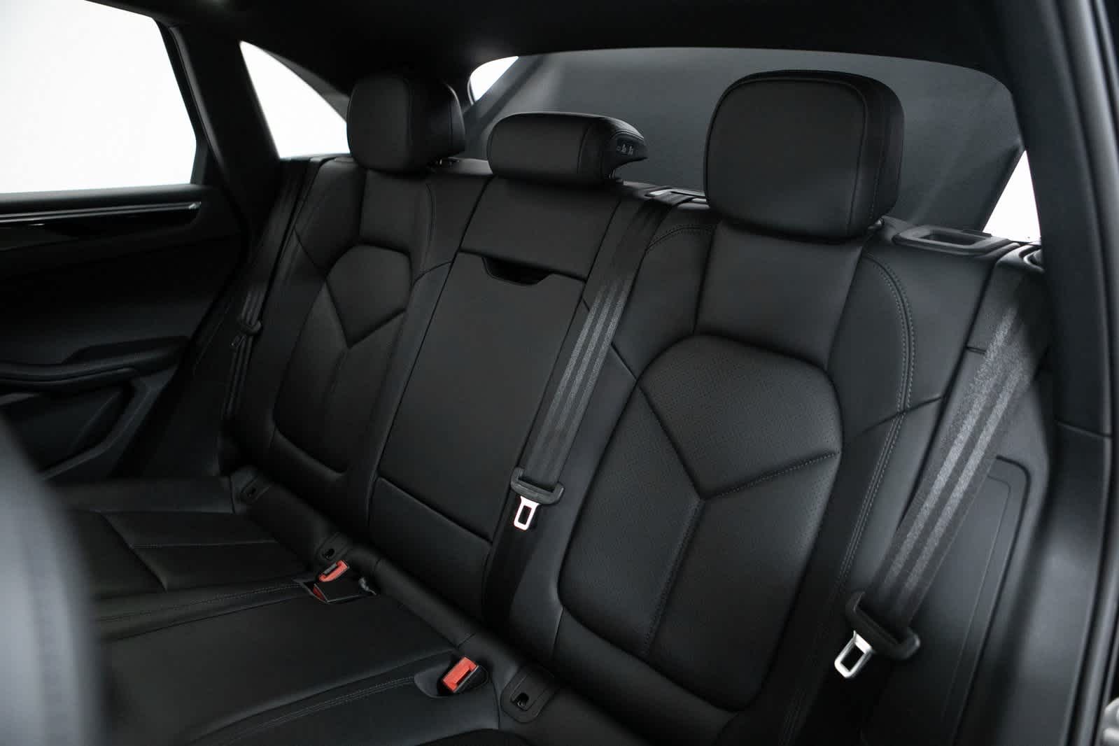 Thumbnail: 2023 Porsche Macan - 30