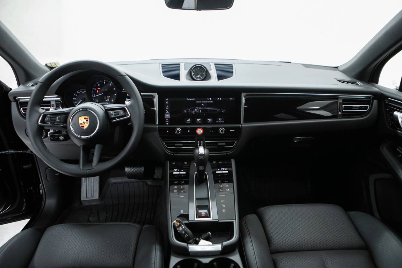 Thumbnail: 2026 Porsche Macan - 21