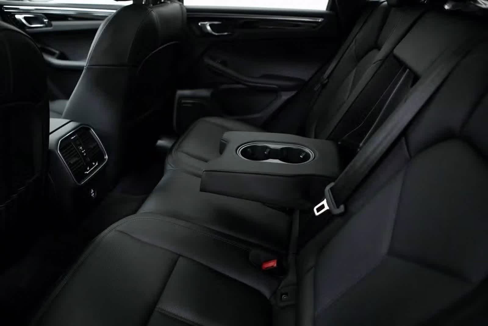 Thumbnail: 2025 Porsche Macan - 29