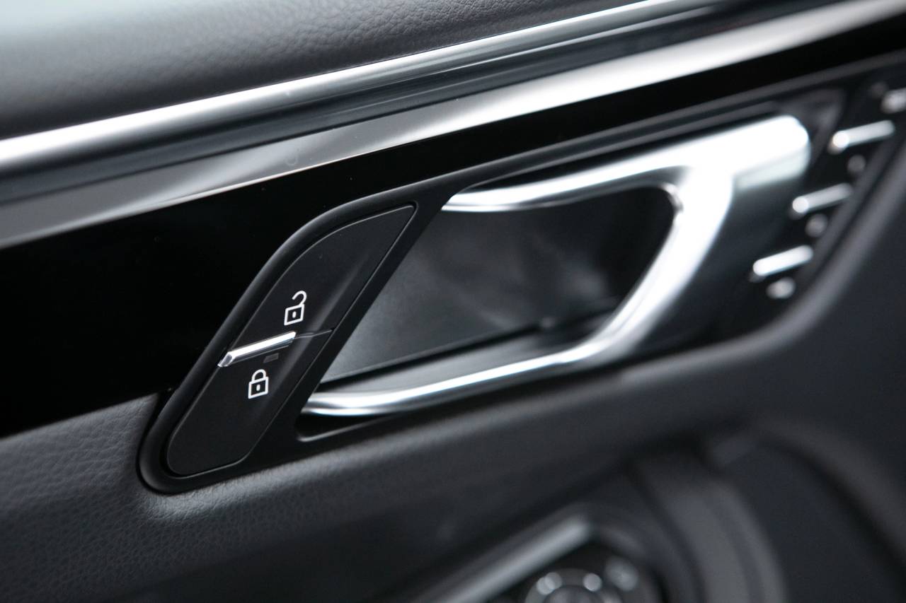 Thumbnail: 2026 Porsche Macan - 26