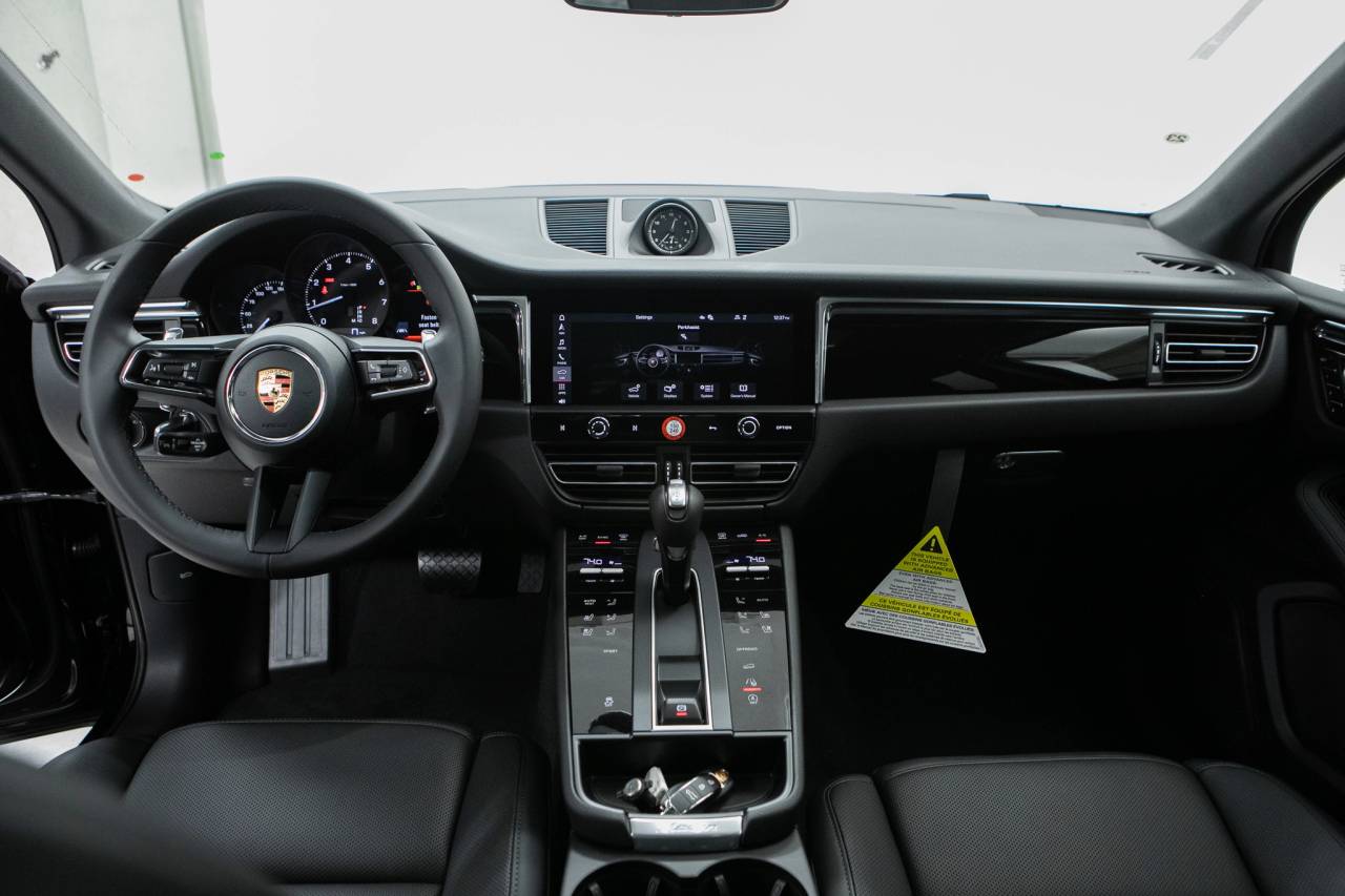 Thumbnail: 2026 Porsche Macan - 20