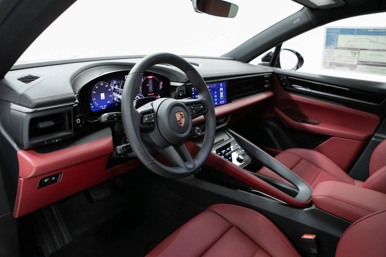 Thumbnail: 2026 Porsche Macan - 4