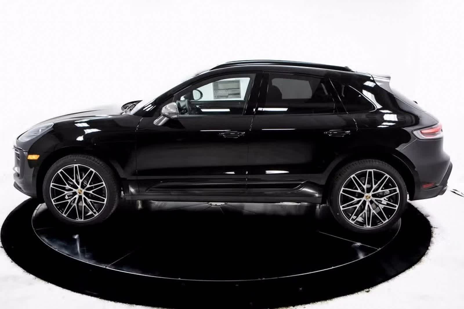 2025 Porsche Macan T photo 2